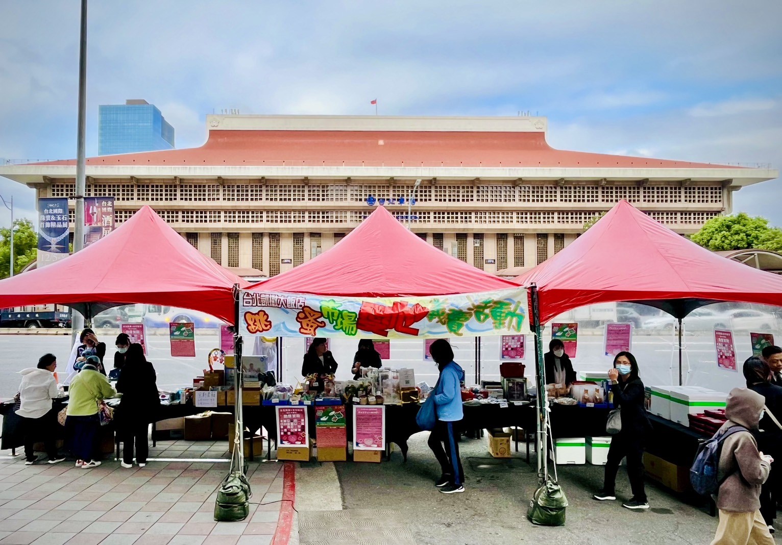 台北凱撒聖誕傳愛不停歇 串聯義賣與關懷行動送暖八里安老院